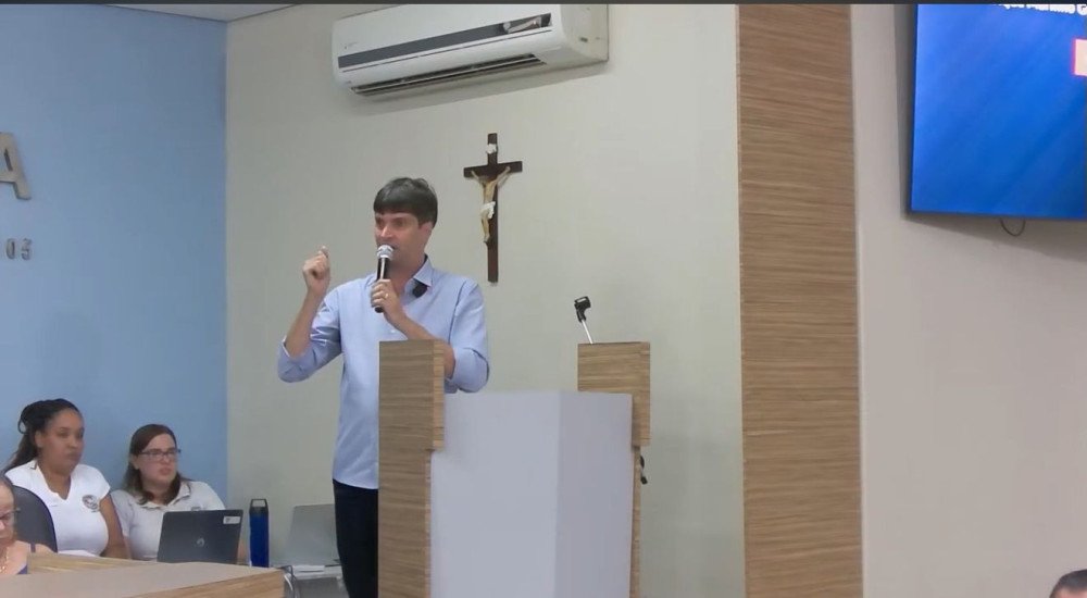 Na Câmara, Prefeito diz que Hospital é um poço sem fundo, está na 