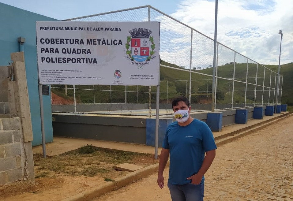 Vai começar a obra de cobertura da quadra da Terra do Santo. Prefeito visita o local.