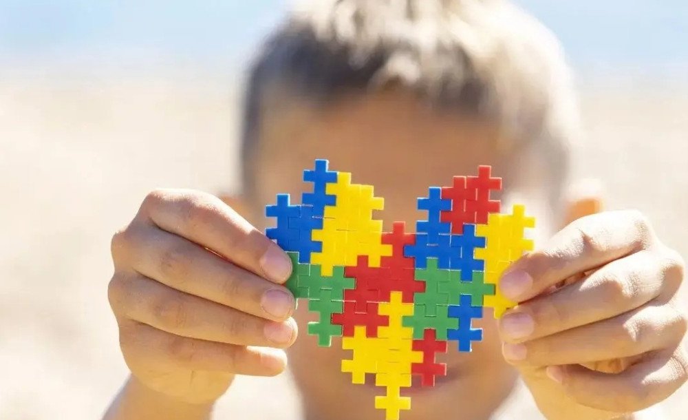 Falta de professores da rede municipal exclusivos para crianças autistas causou transtorno na volta as aulas em Além Paraíba