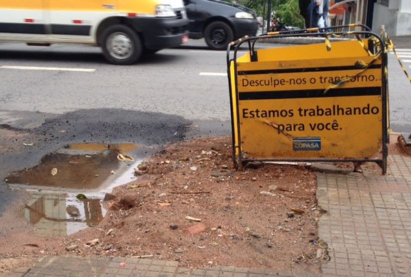 COPASA voltou a fazer obra do esgoto de qualquer jeito, com desmazelo e gerando o caos na cidade