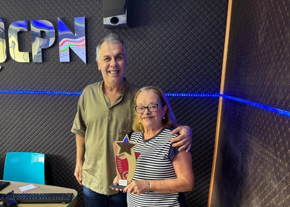 Por votação dos ouvintes, Vice Prefeita Guará recebeu o Troféu Mulher do Ano, no Programa Dauro Machado