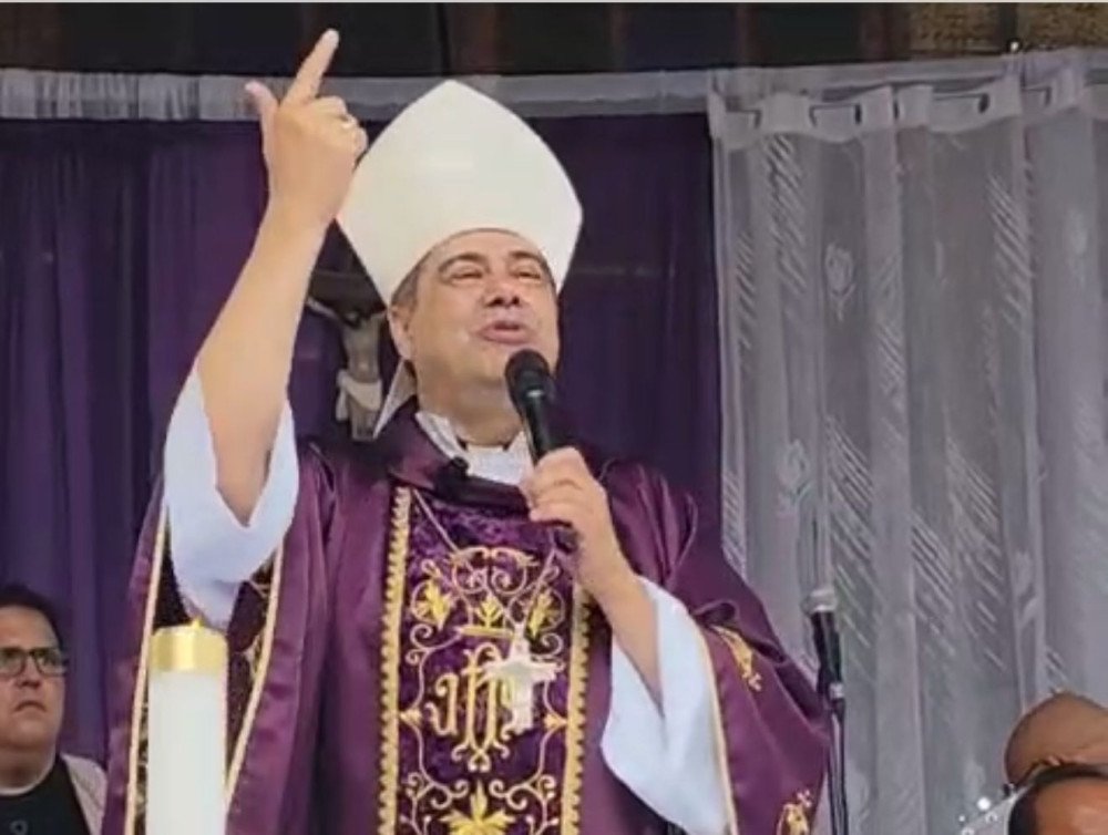 Dom Edson, Bispo de Leopoldina, peregrina pela Diocese em razão do Jubileu e é recebido por multidões de Católicos