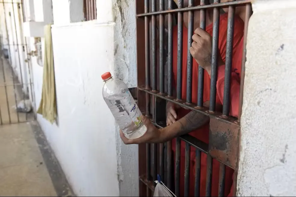 MORADORES PRÓXIMOS DO PRESÍDIO RELATAM HUMILHAÇÕES E DIFICULDADES SOFRIDAS PELOS FAMILIARES DE PRESOS