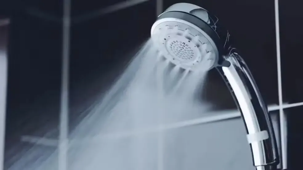 BILHÕES DE MICRÓBIOS SE ESCONDEM NO SEU CHUVEIRO — COMO SE PROTEGER DELES