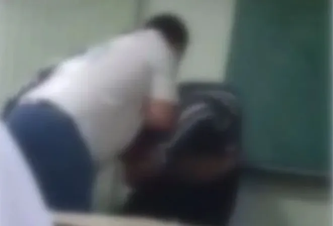 PAI DE ALUNA AGRIDE PROFESSOR QUE CHAMOU ATENÇÃO DA FILHA POR USAR CELULAR NA SALA DE AULA
