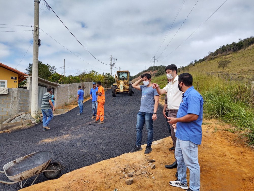 Prefeito e Vice fazem mais uma visita às obras de pavimentação no Conjunto Habitacional Ivo Baranda.