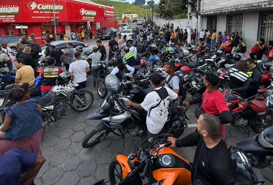 MANIFESTAÇÃO REUNIU MAIS DE UMA CENTENA DE MOTOS E CARROS NA DESPEDIDA AO MOTO TAXISTA JOÃO PAULO