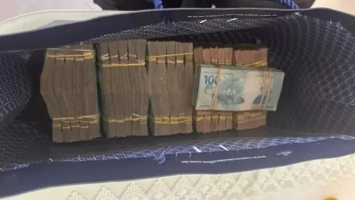 POLÍCIA FAZ BUSCAS EM OPERAÇÃO E ALVO JOGA DINHEIRO PELA JANELA