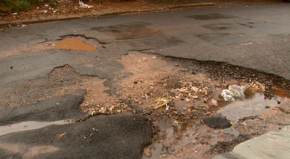 Prefeitura prepara mais uma operação tapa buraco. Fortes chuvas tem agravado o problema