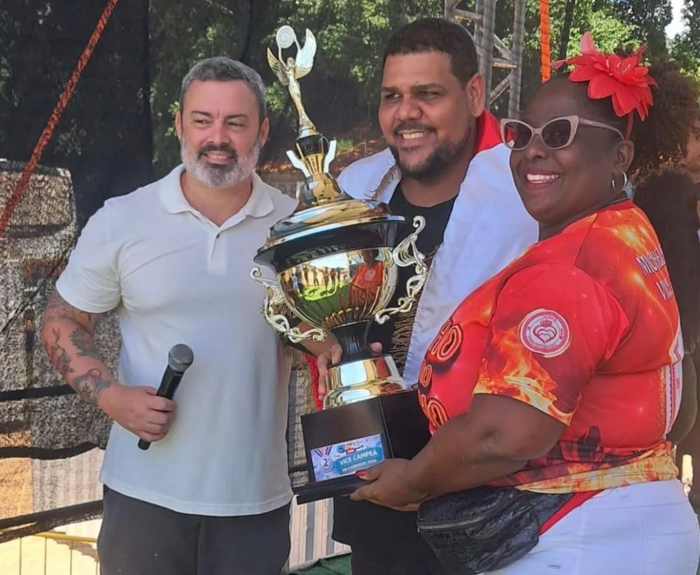 PRESIDENTE DA UNIDOS TRÊS CORAÇÕES AFIRMA QUE VAI PRA JUSTIÇA CONTESTAR O RESULTADO PELA FALTA DE CRONÔMETRO PARA O INÍCIO DO DESFILE