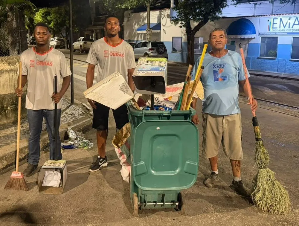 FUNCIONÁRIOS DA SECRETARIA D OBRAS LIMPAVAM A CIDADE APÓS CADA NOITE DE CARNAVAL