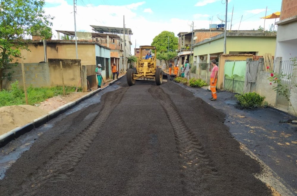 Depois de recuperar a rua principal de Marinópolis, Secretaria de Obras pavimenta rua de um quarteirão inteiro na localidade