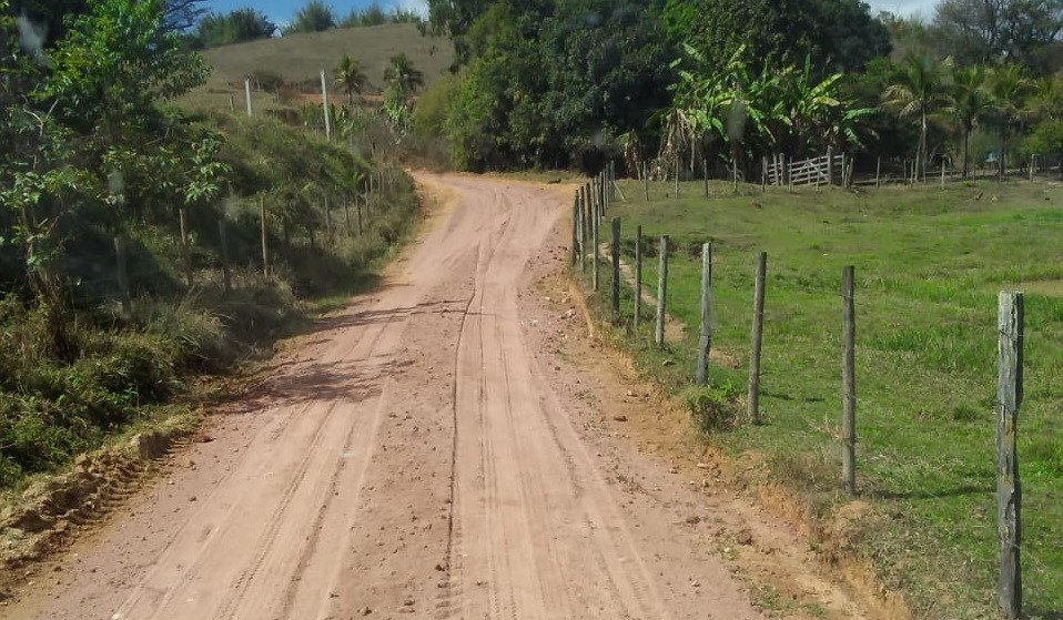 Prefeitura realiza obras nas estradas rurais de Além Paraíba deixando-as em excelentes condições