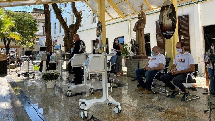 Papa Francisco doa respiradores para Hospital do Rio de Janeiro. Cardeal Tempesta fez a entrega. Vatican News publicou artigo do Monsenhor André Sampaio sobre a doação.