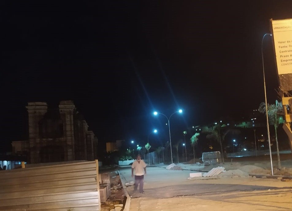 Primeiras luzes do antigo Vassourão são acesas. Iluminação do Campo será instalada dia 2.