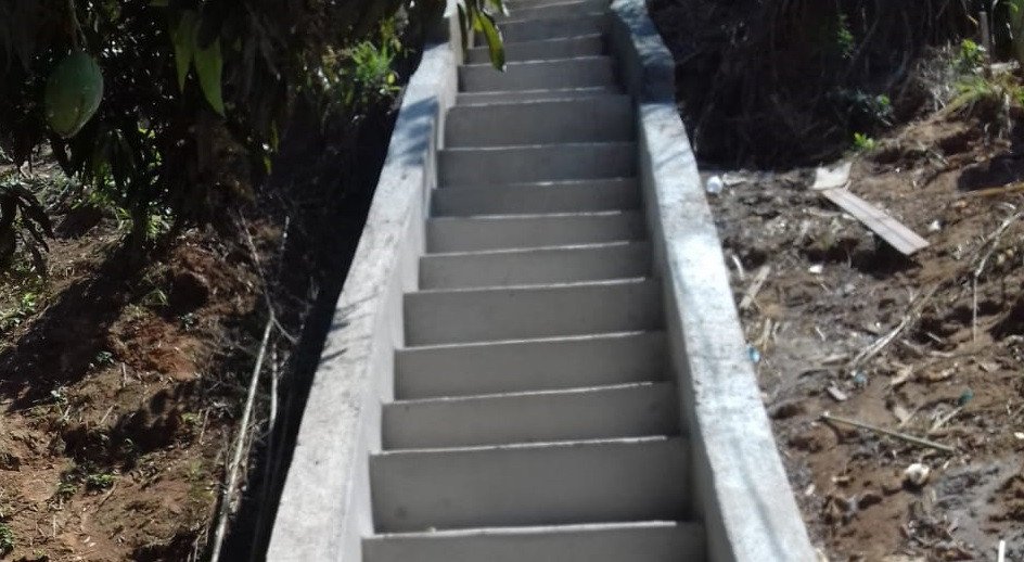 Prefeitura conclui escada de alvenaria no Morro do Timbira