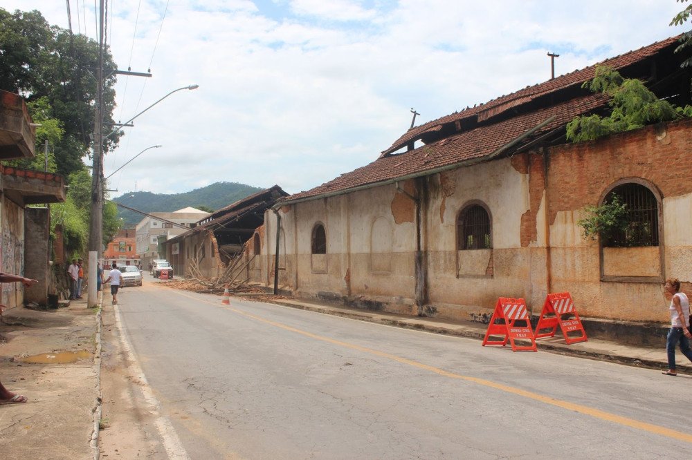 Defesa Civil coloca placas de alerta de desabamento em parede da Rotunda da antiga Rede Ferroviária