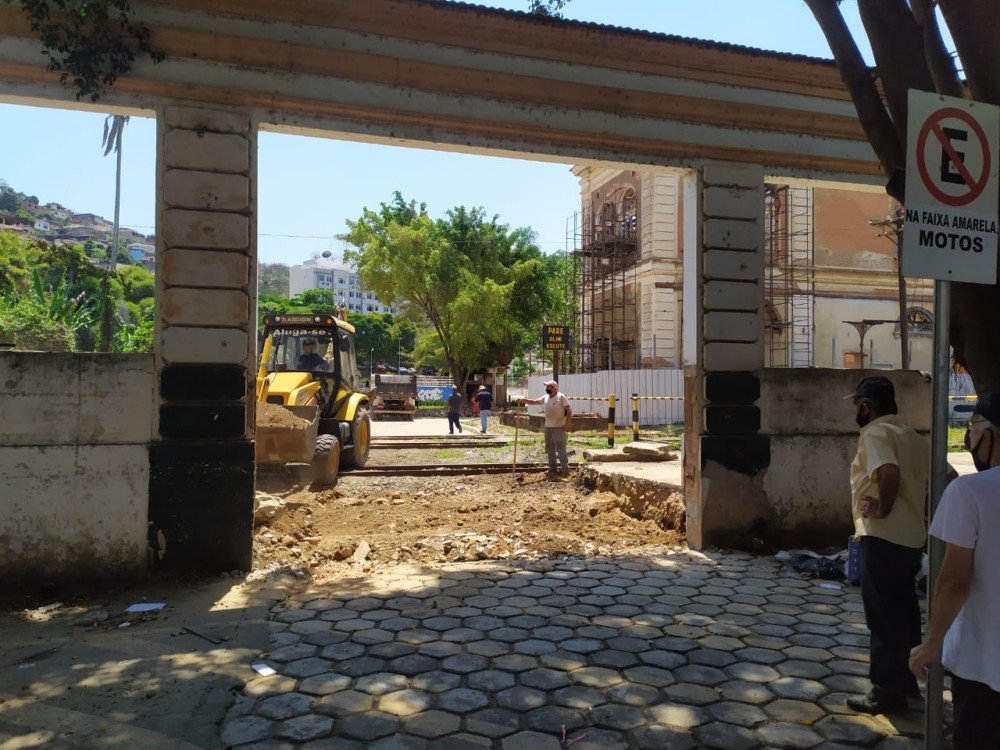 Antigo desejo da população: Muro é derrubado possibilitando interligação da Marechal Floriano com 15 de novembro, via Vassourão