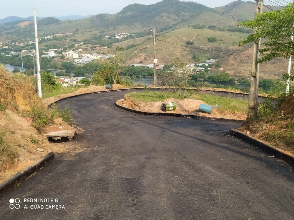 Ruas do alto do Morro São Geraldo estão sendo asfaltadas pela Prefeitura que fabrica o próprio asfalto.