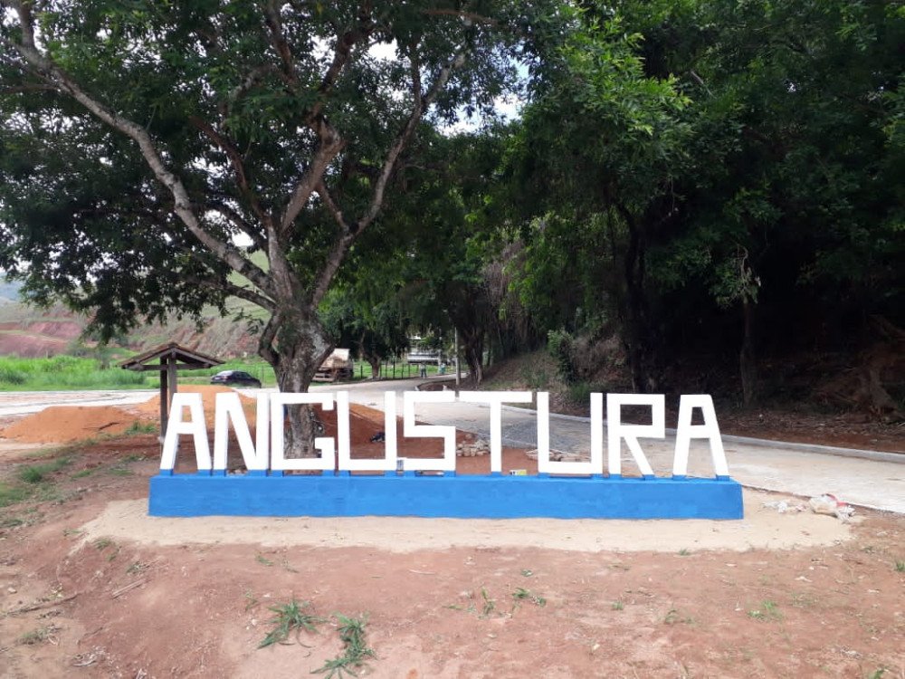 Prosseguindo a pavimentação da estrada de Angustura, Prefeitura conclui trevo de acesso e instala letreiro.