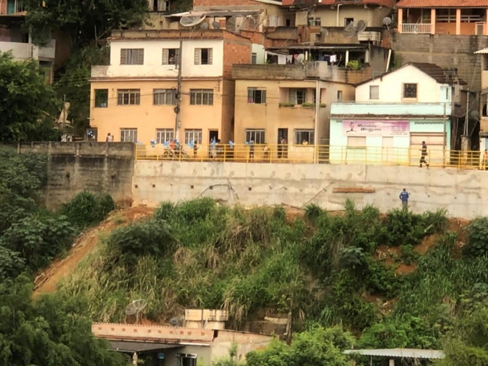 Com o muro da Banqueta concluído ruas do bairro ficaram mais largar e acabou o risco de desabamento