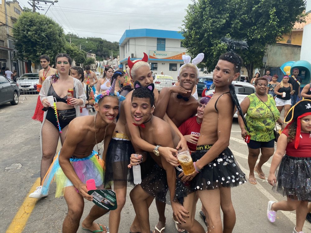 BLOCOS DE RUA ARRASTARAM MULTIDÕES NAS RUAS DA CIDADE