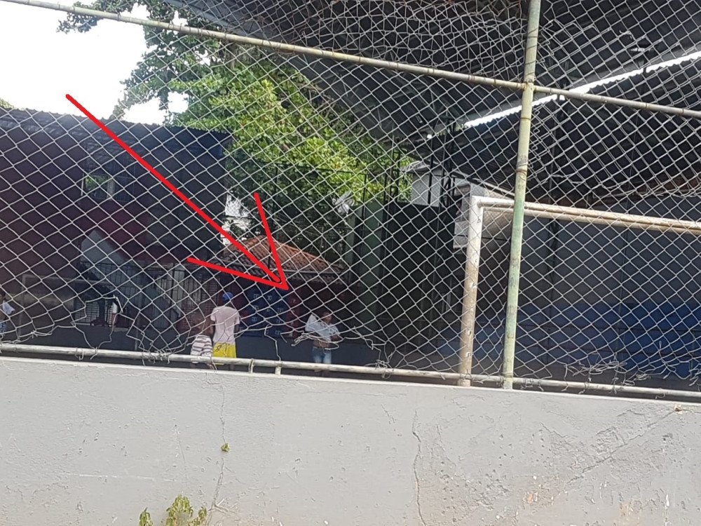 Apesar de lacradas, cadeados novos e outras providências, adolescentes insistem em danificar o patrimônio público para usar quadras municipais