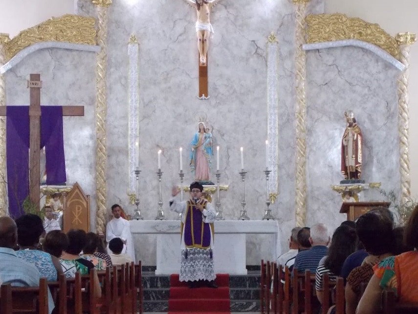 Católicos participam da Missa da 4ª feira de cinzas que marcou o início da quaresma