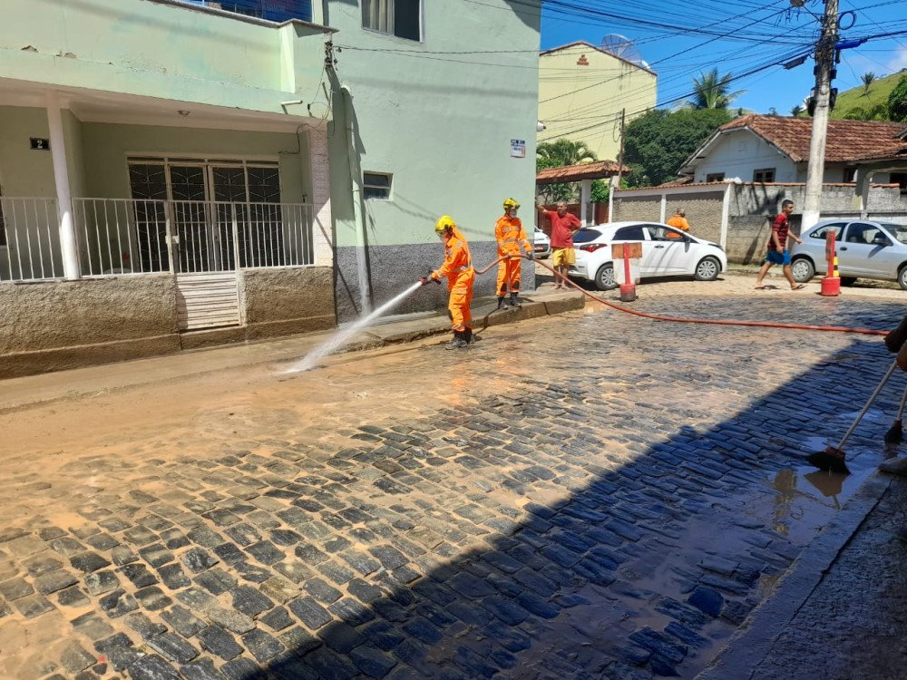 Funcionários da Prefeitura estão desde 6 da manhã limpando as ruas que foram inundadas pelo Rio Limoeiro além de desobstruir estradas rurais