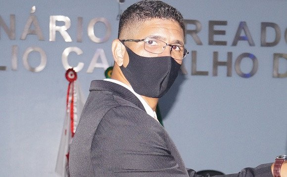 Presidente da Câmara exonera funcionários e diz que vai reduzir valores pagos a cargos comissionados