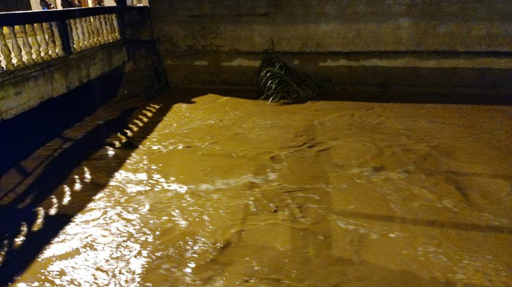 Rio Limoeiro voltou a assustar na noite de ontem. Equipe de pronta resposta foi para os bairros Jardim Paraíso e Canjiquinha monitorar.