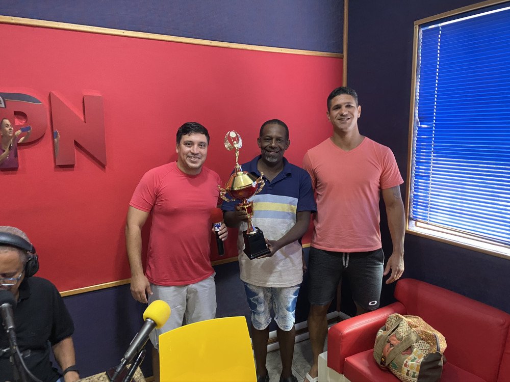 PREFEITO ENTREGA TROFÉU DE AGRADECIMENTO AS DUAS ESCOLAS DE SAMBA QUE DESFILARAM NO CARNAVAL
