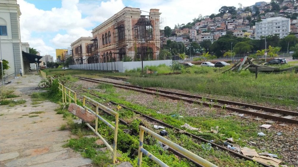 Prefeitura desloca vagões abandonados para final do antigo pátio da Estação de Porto Novo e vai limpar o local arejando o centro da cidade
