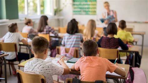 Pesquisa indica que 99 por cento dos Pais não querem que aulas presenciais voltem esse ano em Além Paraíba