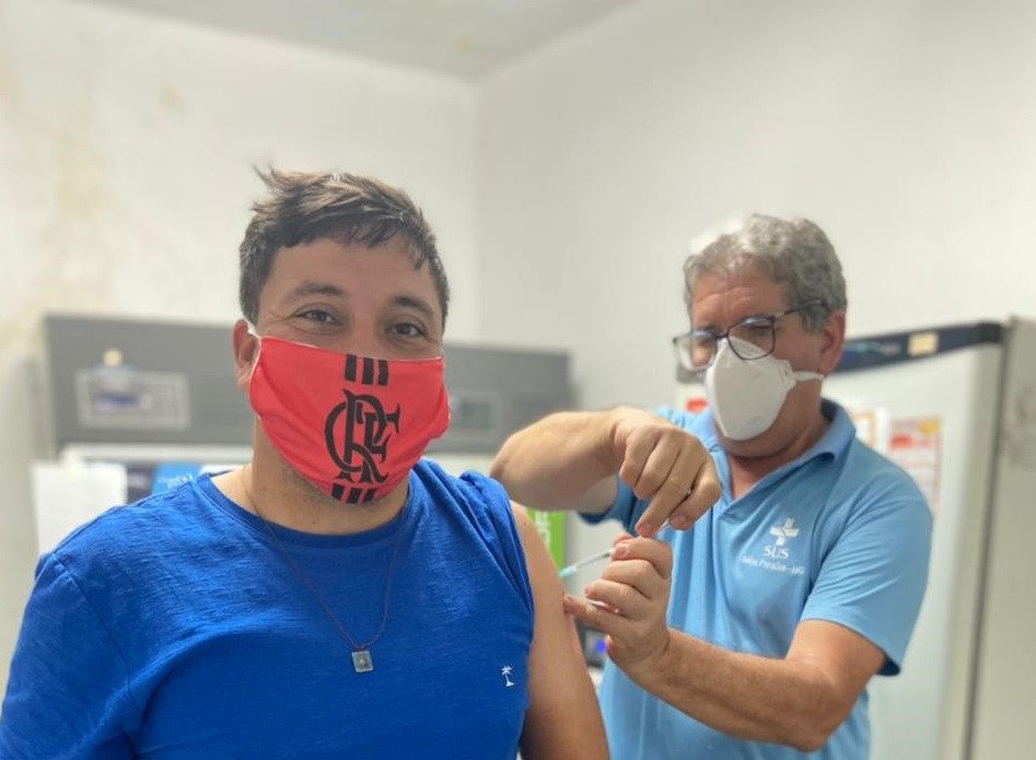 Prefeito Miguel Belmiro de Souza Júnior é vacinado contra a COVID-19, de acordo com sua faixa etária