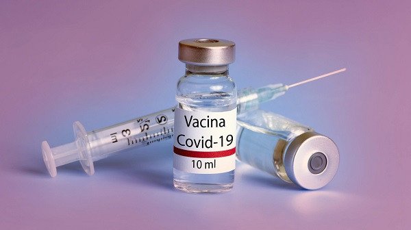 Cerca de 1.000 pessoas de 22, 23 e 24 de idade foram vacinados ontem.