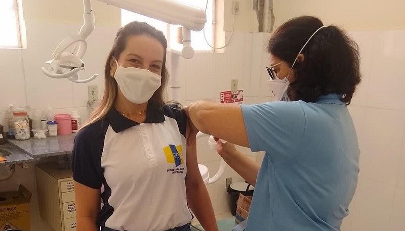 Profissionais da Educação receberam segunda dose da vacina anti COVID. Todos estão com imunização completa no retorno as aulas presenciais