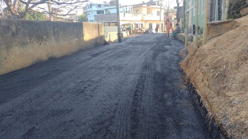 Mais uma realização histórica: Ruas do Goiabal recebem o asfalto. Moradora diz que esperou 48 anos pelo asfaltamento