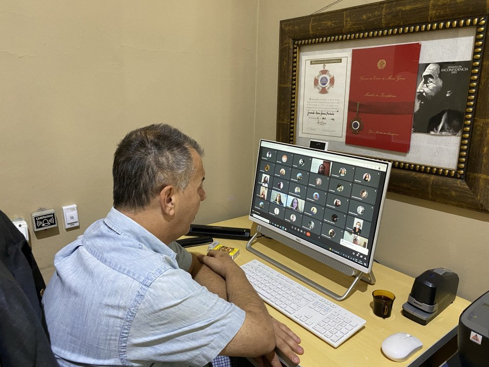 Jornalista Dauro, autor de 3 livros foi homenageado na Feira Literária de Além Paraíba e participou de entrevista com alunos da Escola La-Fayette Côrtes