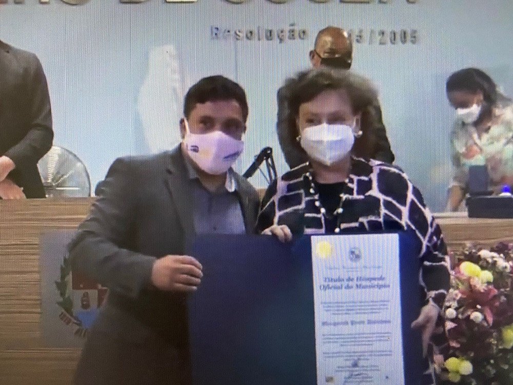 Prefeito concede título de 