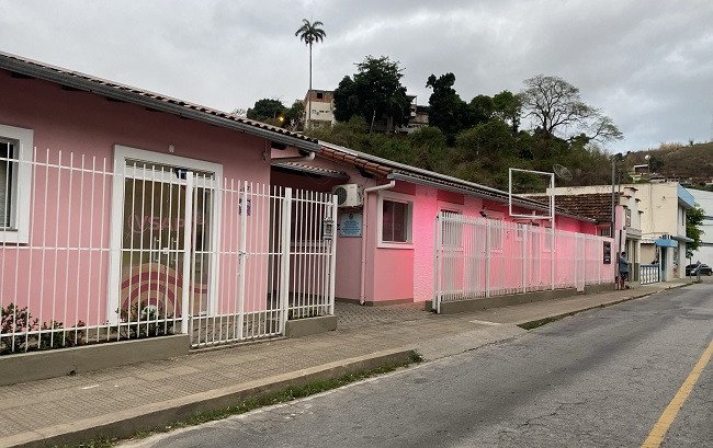 Voluntárias Sociais iluminam a sua sede na cor rosa para chamar atenção do outubro conta o câncer de mama