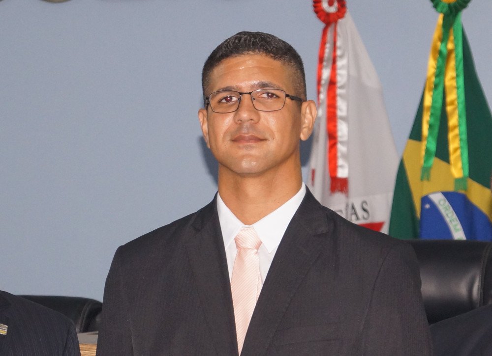 Presidente da Câmara é denunciado anonimamente no Ministério Público por ter pedido emprego a ex Secretária do Governo. Espuma, factóide e narrativa inconsistente