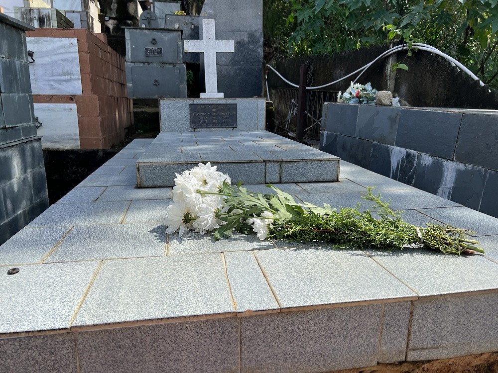 Sem chuva, centenas de pessoas visitaram os cemitérios de Além Paraíba durante o dia de finados